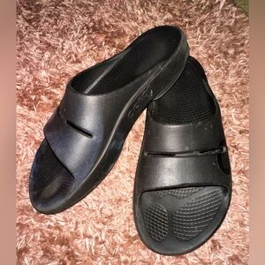 Oofos Men's Black comfort sandal Slides M 9 W 11 beach walking summer spring